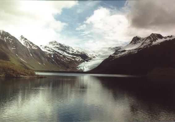 Svartisen - blaugrne Gletscherzunge des Engenbreen, Norwegens zweitgrter Gletscher 