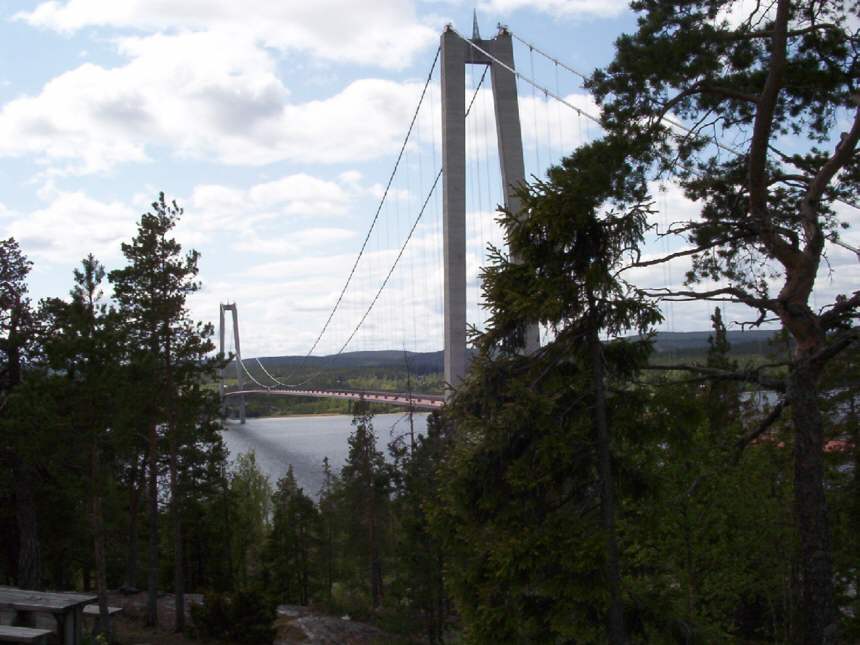 gigantische Hngebrcke in Schweden zwischen Sundsvall und Ume