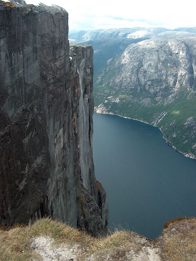 Dieser Ausblick in ber 1.000 Meter Tiefe bietet sich am Kjeragbolten an