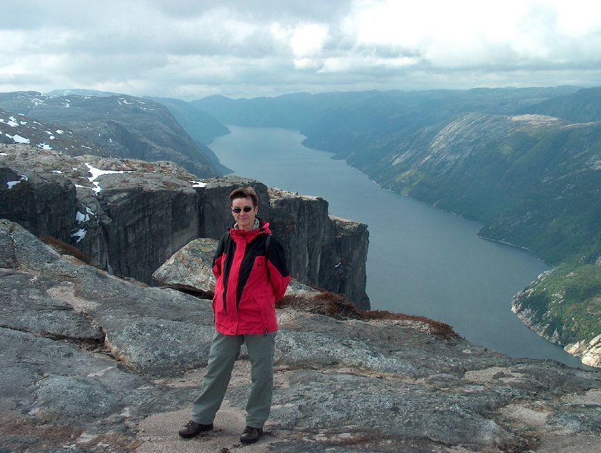 1.084 m ber dem Lysefjord auf den Gipfelplateau des Kjerag 