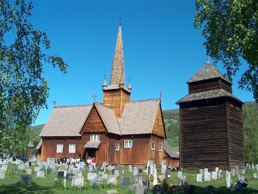 Die einzigartig schne Holzkirche in Vgmo. Die Kirche war ursprnglich eine einschiffige Stabkirche aus dem 12. Jahrhundert, wird jedoch nach einem Umbau nicht mehr als herkmmliche Stabkirche  gewertet.