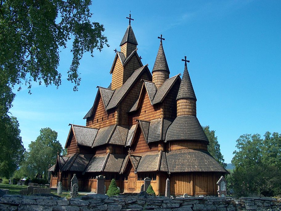 Die Stabkirche Heddal ist mit ca. 26M Hhe und 20 m Lnge die grte in Norwegen
