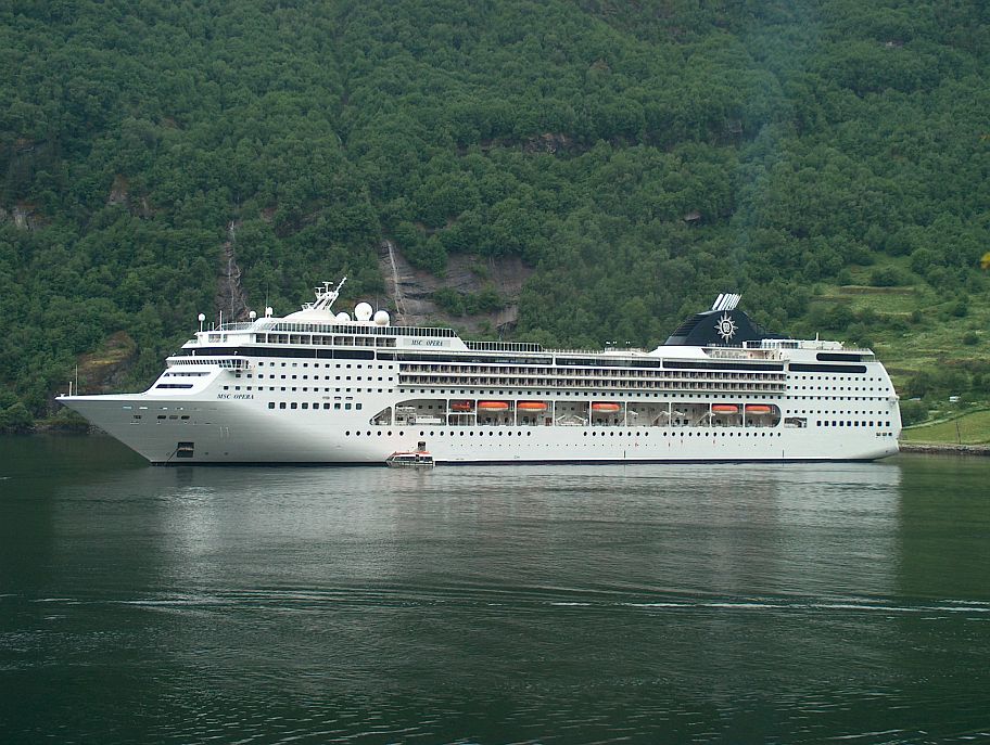 Die MSC Opera am 12.06.2008 im Geirangerfjord. Das Schiff  ist fr 1.800 Passagiere ausgelegt.