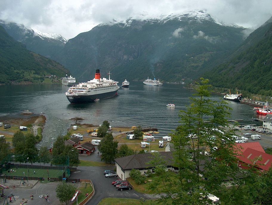 Das Hurtigrouten-Schiff kommt mit seinem tglichen Anlauf von 13:30 bis 14:00 Uhr (vom 16.April bis 15. September) zustzlich ins Geirangerfjord.