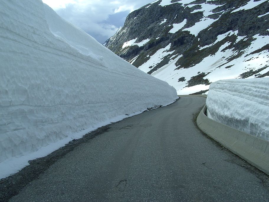 Durch den Schnee schlngelt sich ein schmaler Weg ber das Strynefjell.