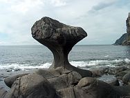  Der Kannestein ist in der Region weit bekannt durch seine Form. Diese wurde von losem Gestein und durch das Auf  und Ab der Atlantikwellen geformt. Kieselsteine scheuerten Jahrhunderte lang am Fels entlang. 