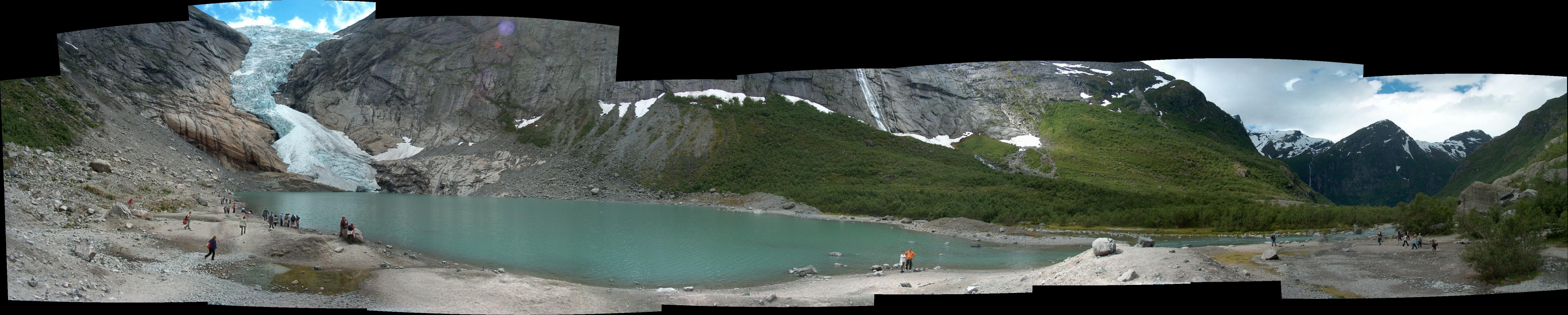 Panoramabild des Briksdalbreen. Dieser See war 2001 noch nicht existent. Wo der See jetzt abfliet endete 2001 etwa das Gletschereis.