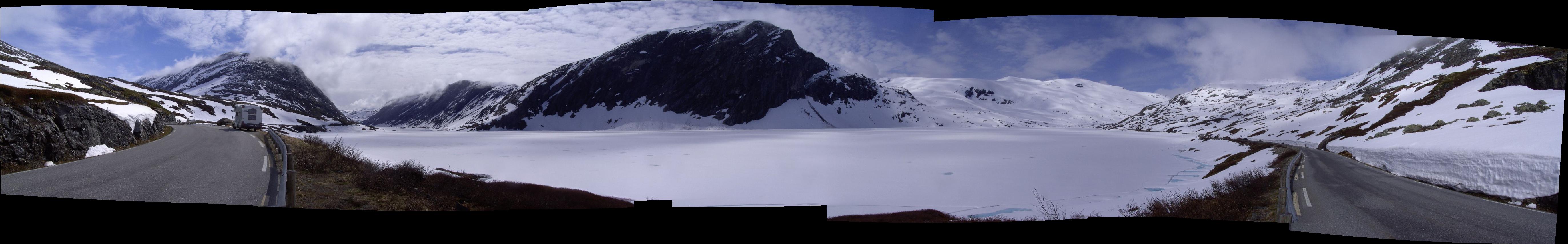 Zusammengeschnittenes Panorama vom zugefrorenen Djupvatnet. Links im Bild der Anschlu zum Breiddal und rechts ist die Mautstrae von der Djupvasshytta nach Dalsnibba zu erkennen.