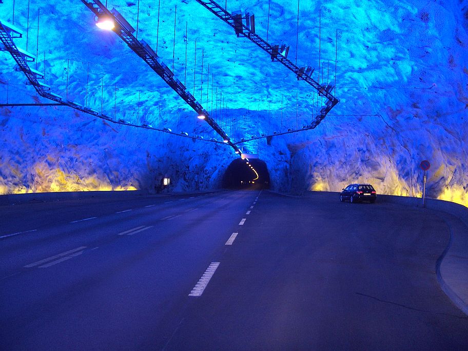Im lngsten Straentunnel der Welt sind die beiden ueren Hallen gletscherblau beleuchtet.