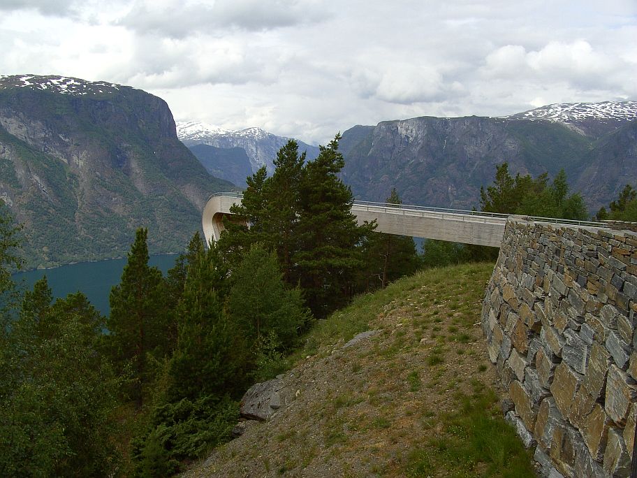 Die 6 km von Aurland entfernte Panorama Aussichtsplattform bietet fr Jedermann ein eindrucksvolles Erlebnis.