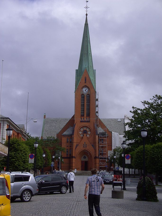 Die Vr Frelsers Kirke in Haugesund ist unserer St.-Michaels-Kirche in Dresden-Bhlau in vielen hnlich.