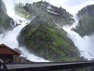 Ltefossen ist ein touristisch bedeutsamer Zwillingswasserfall an der Rv13, sdlich von Odda.