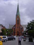 Die Vr Frelsers Kirke in Haugesund ist unserer St.-Michaels-Kirche in Dresden-Bhlau in vielen hnlich.