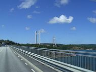 Tjrnbron ist die grte Brcke eines mehrteiligen Brckensystems an der Westkste Schwedens. Die Tjrnbron ist 664 Meter lang, 15 Meter breit, hat eine Spannweite von 386 Metern und eine Durchfahrtshhe fr Schiffe von 43 Metern.