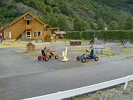 Der Campingplatz liegt direkt am Sognefjord. Unter anderem gibt es tglich frische Brtchen in dem kleinen  Kiosk im Rezeptionsgebude.