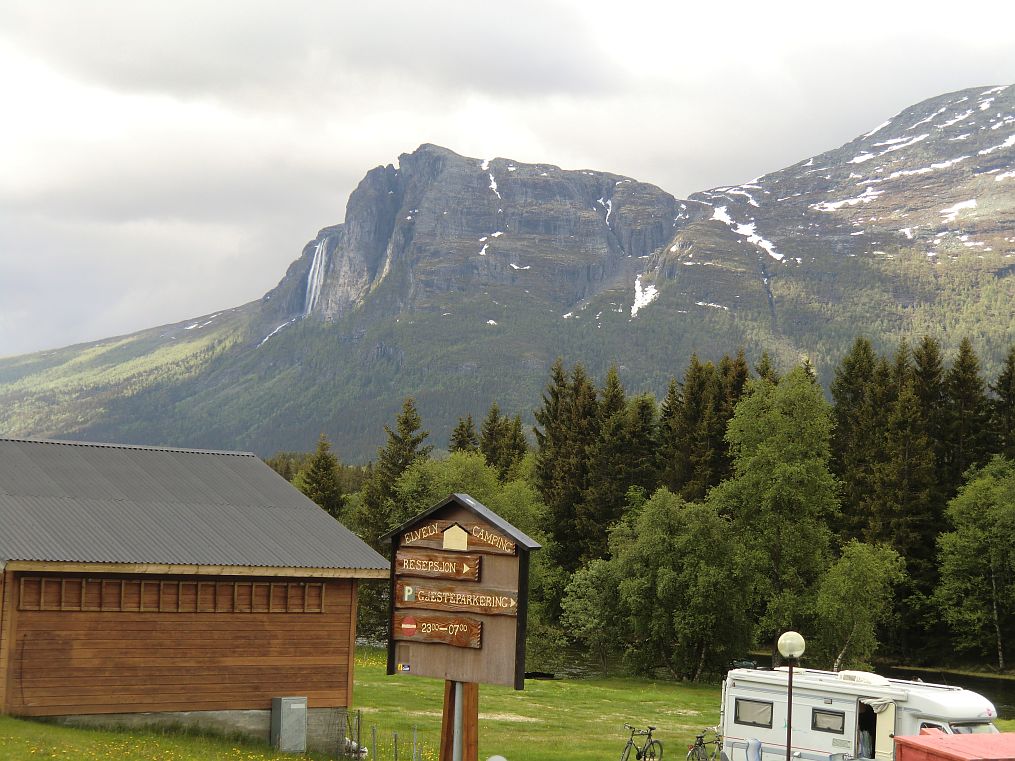 In Ulsk endete unser 26. Reisetag auf einem sehr schnen Campingplatz im Hemsedal mit Blick zu Hydnefossen.