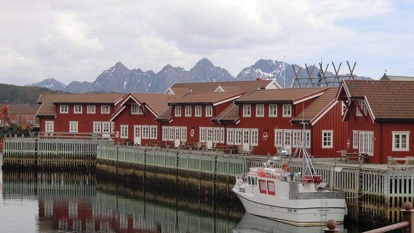 Hotel auf der Insel Lamholmen im Hafen von Svolvr