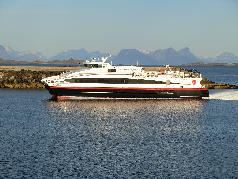 Das Katamaran-Schnellboot -Salten- der Hurtigruten Reederei