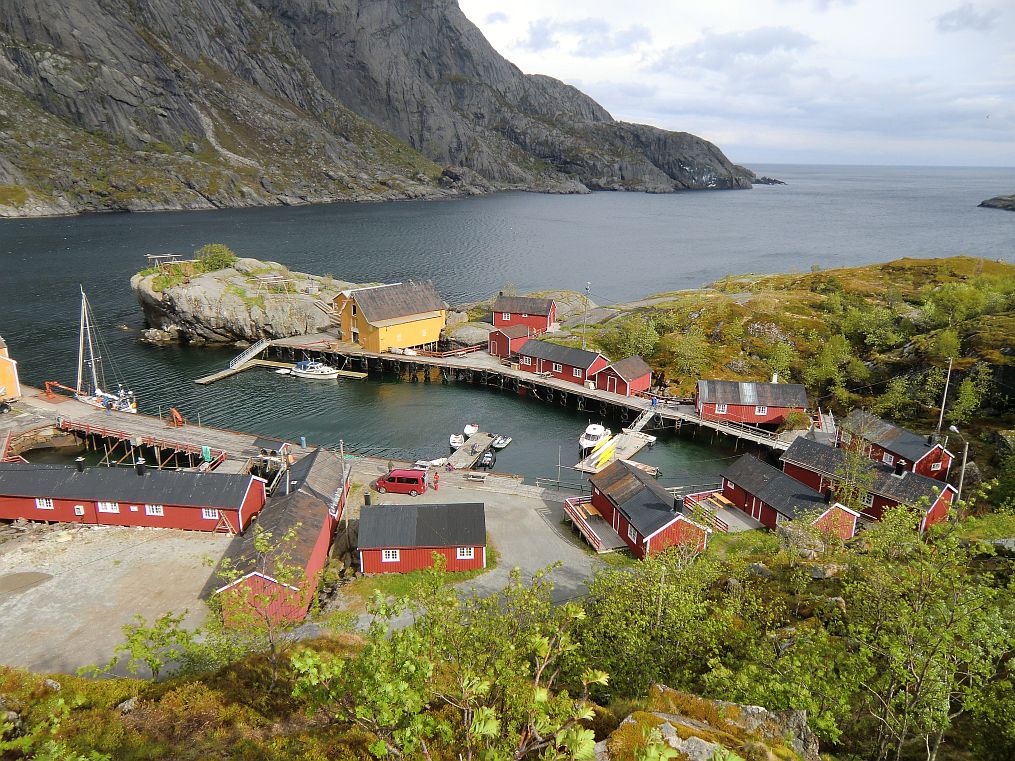 Nusfjord ist ein kleines Juwel, mitten zwischen steilen Bergen an der Ostkste der Insel Flakstadya