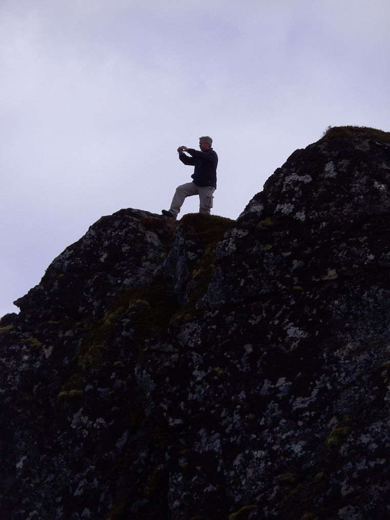 Um auf den 442 m hohen Gipfel des Reinebringen zu gelangen luft man am besten wieder ca. 20 m den Weg zurck den man kam und geht dann links einen schmalen Pfad bis zur Felswand in der man relativ einfach, rund  5 bis 6 m am Fels steigen muss, um sich dem Reinebringen zu nhert. 