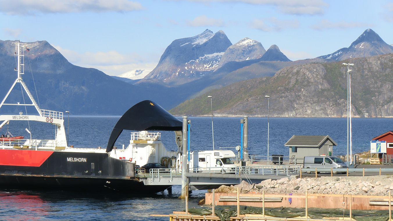 Ob LKW, PKW, Womo, Motorrad, Fahrrad, Traktor oder Fugnger, alle kommen mit und die berfahrt ber das Tysfjord nach Skarberget dauert nur 25 min.