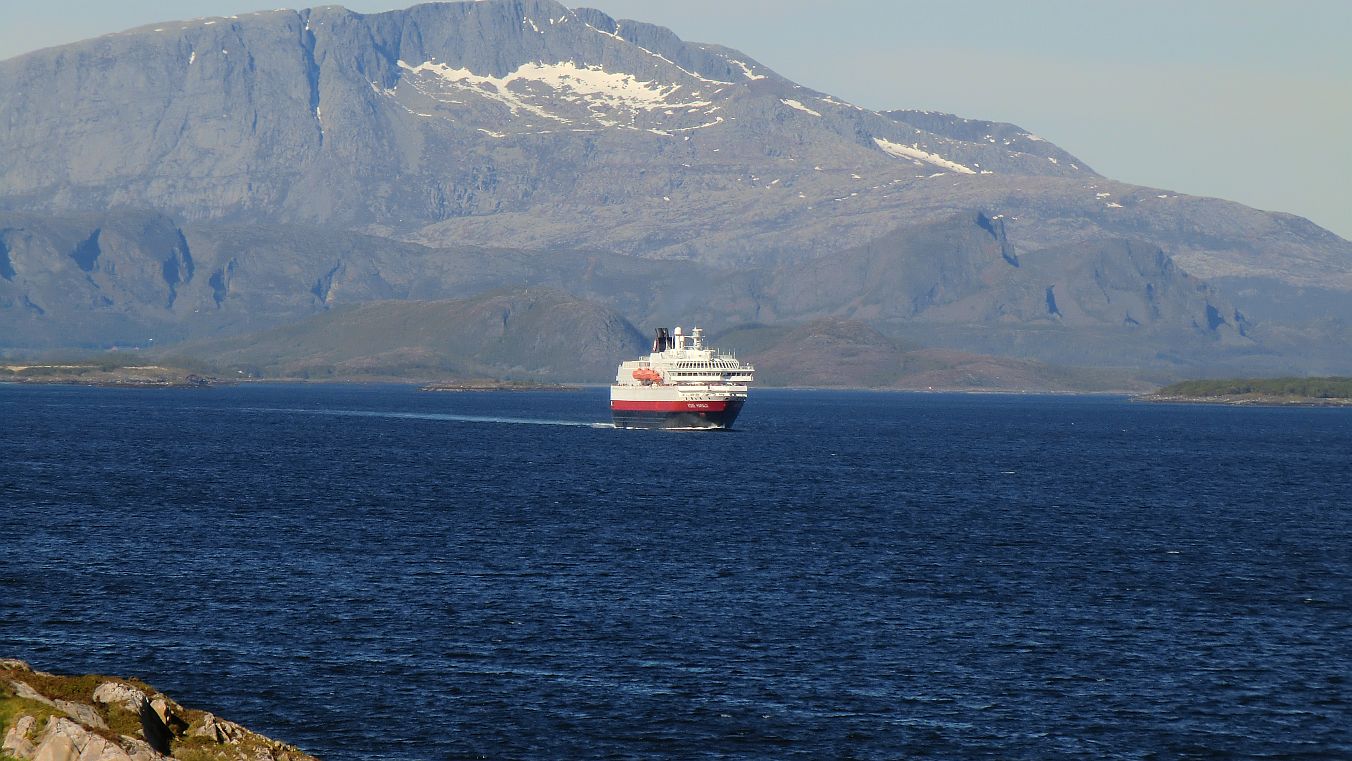 Im Gimsefjord kommt das sdwrts fahrende Hurtigrutenschiff von Brnnsund gegen 17:30 Uhr am Torghatten vorbei