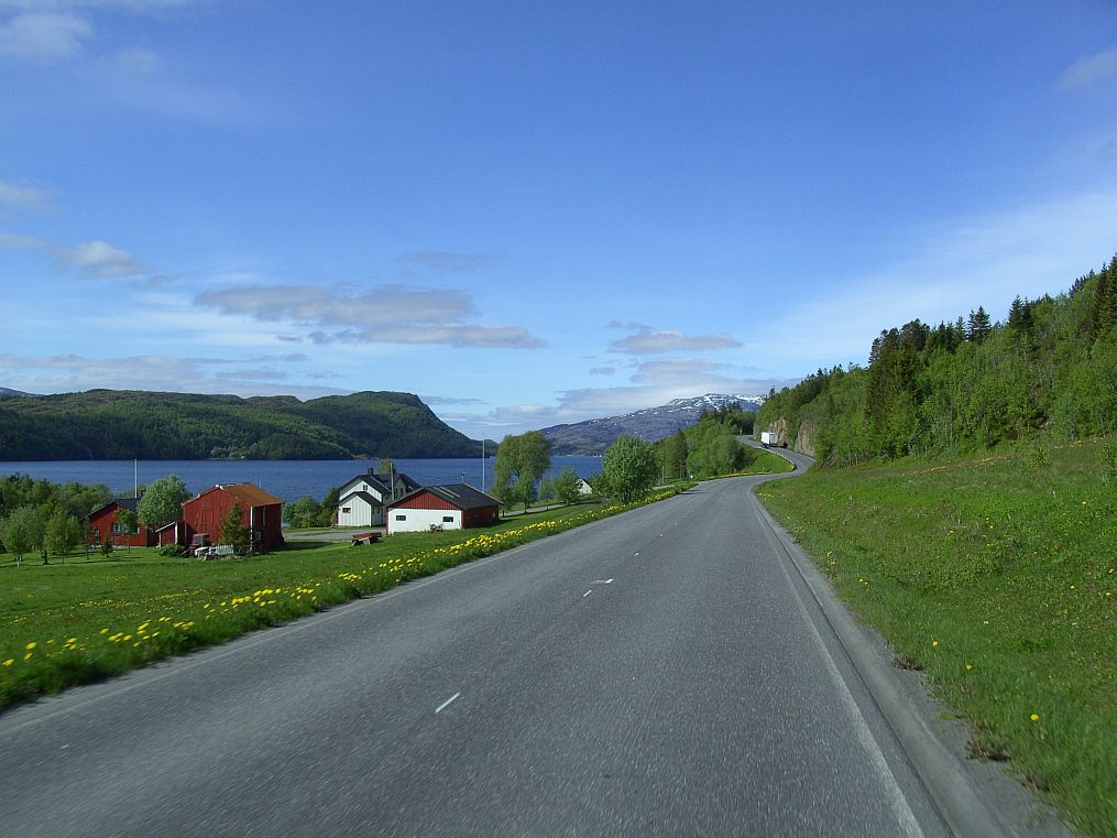 Kurz vor der Helgeland Brcke fahren wir am Leirford entlang.