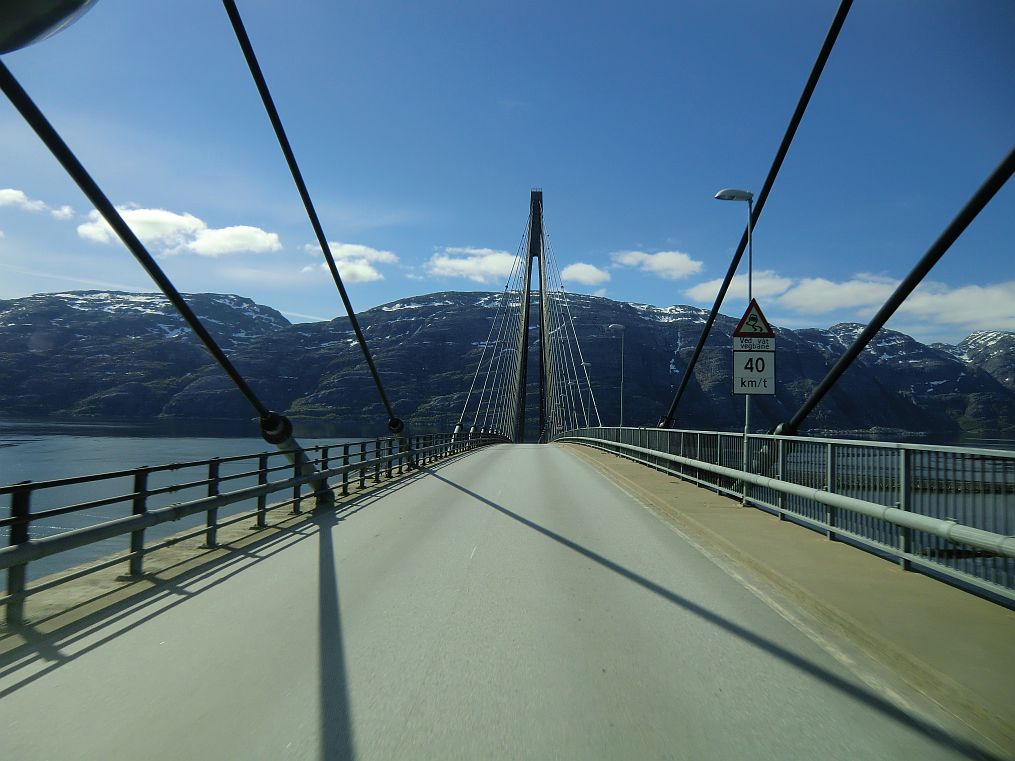Ab der Mitte der Helgelandsbrua 40 km/h, denn hinter der Brcke folgt eine steile Rechtskurve