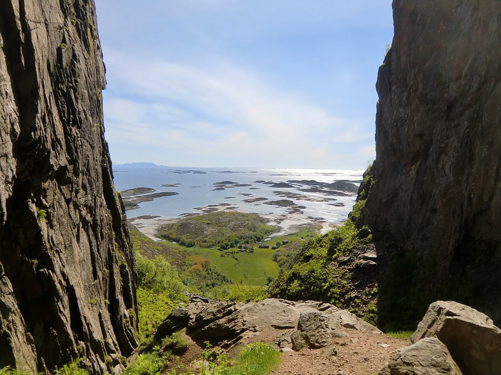 Ein Blick aus dem Loch des Torghatten auf die norwegische Schrenlandschaft des Atlantik