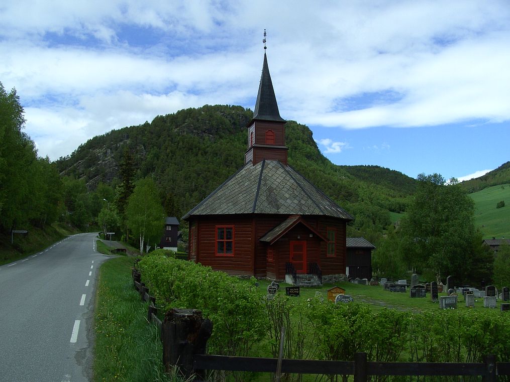 Auf dem Weg zum Sognefjell kommen wir nach dem Ort Lom an dieser schnen Kirche vorbei.