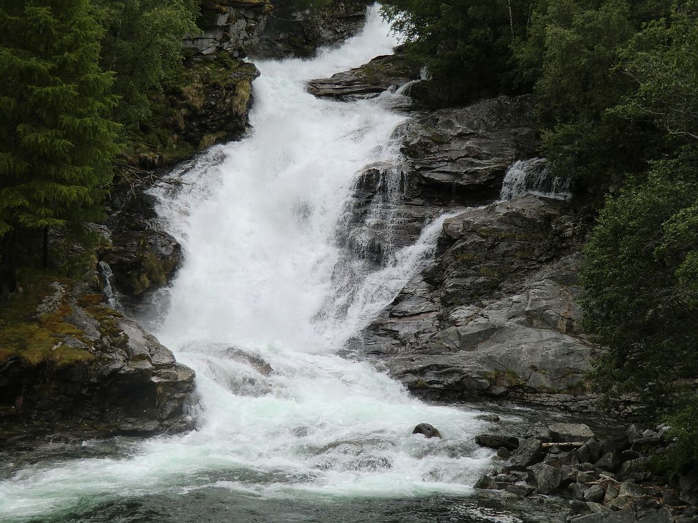 Wasserfall am Anfang des Tindevegen in vre rdal