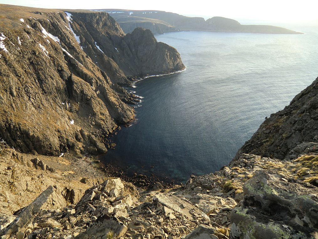 Vom Nordkap, dem steil aus dem Eismeer emporragendes Schieferplateau auf die Landzunge Knivskjellodden gesehen