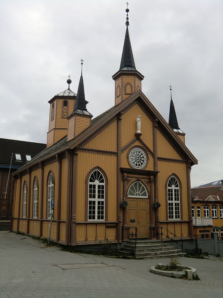 Die katholische Kirche in Troms ist der nrdlichste Bischofssitz der Welt. Deshalb darf man die niedliche kleine Kirche, die Platz fr hchstens 100 Gottesdienstbesucher bietet, als Kathedrale bezeichnen.
