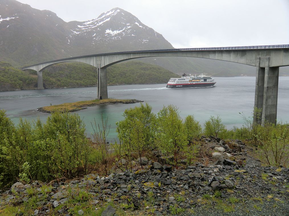 Die regelmige Durchfahrt der Hurtigrutenschiffe durch den Raftsund begann 1922.
