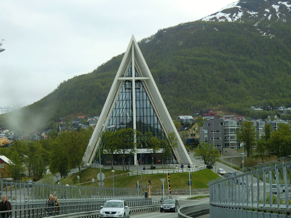 Die 1965 gebaute Tromsdalen-Kirche (auch Eismeerkathedrale) ist das markanteste Gebude der Stadt