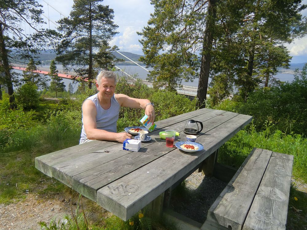 Mittagspause an der 1.867 m langen Hngebrcke nrdlich von Sundsvall 