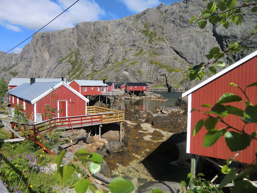 50 idyllische Rorbuer sind das Reiseziel von unzhligen Gsten, die jedes Jahr nach Nusfjord kommen
