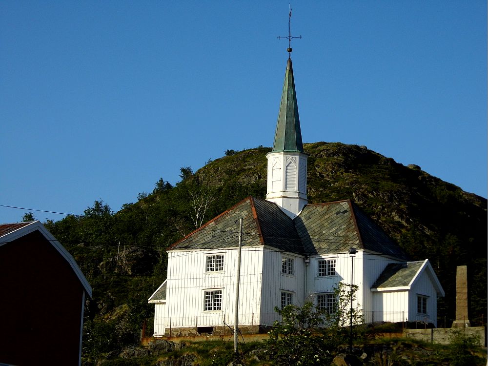 Die Kirche von Moskenes befindet sich am Fhranleger. Oberhalb hinter der Kirche befindet sich der schne Campingplatz von Moskenes