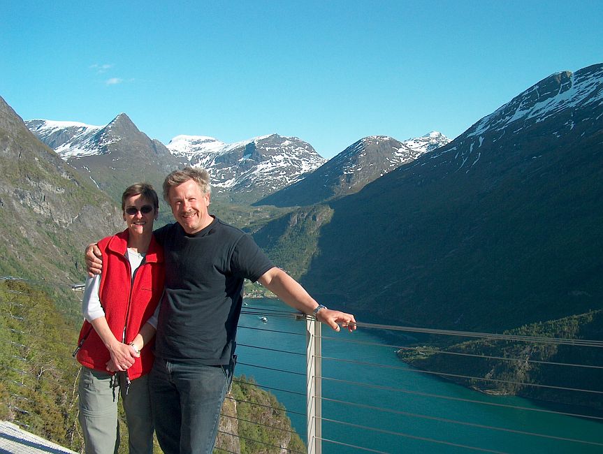 Foto mit Selbstauslser am Aussichtspunkt ber dem Geirangerfjord.