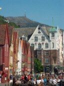 Bryggen-Huser mit dem Berg Ulriken im Hintergund