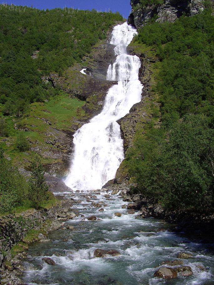 Hjellefossen, der am nchsten gelegene Wasserfall.