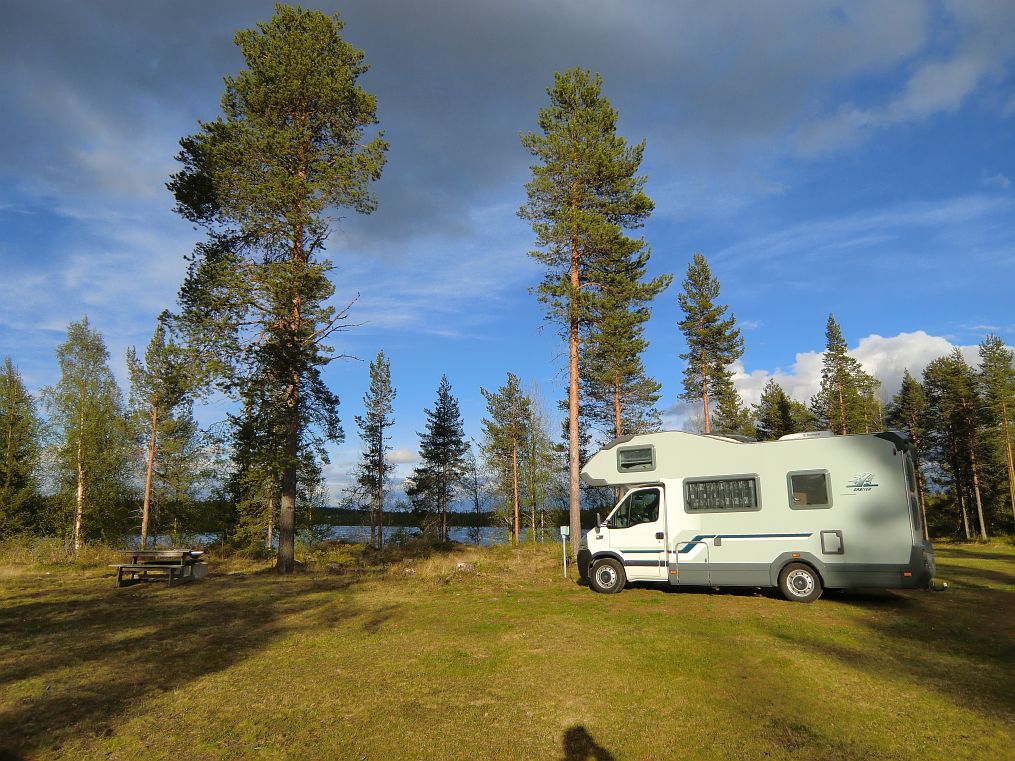 Gerumiger Campingplatz 1,8 km vor Pajala am Flu Tornelv.